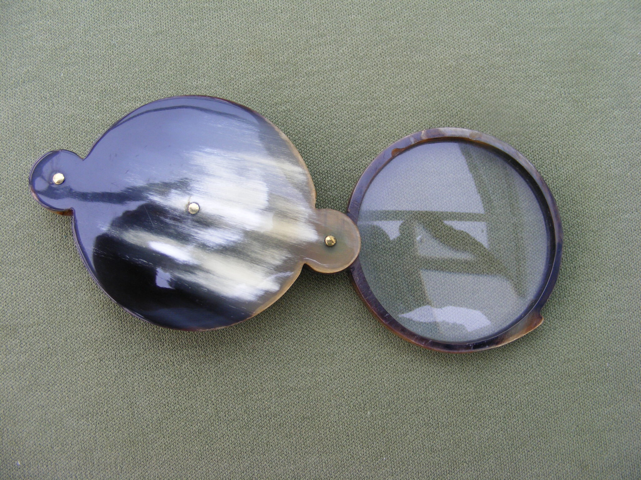 ANTIQUE HORN MAGNIFYING GLASS