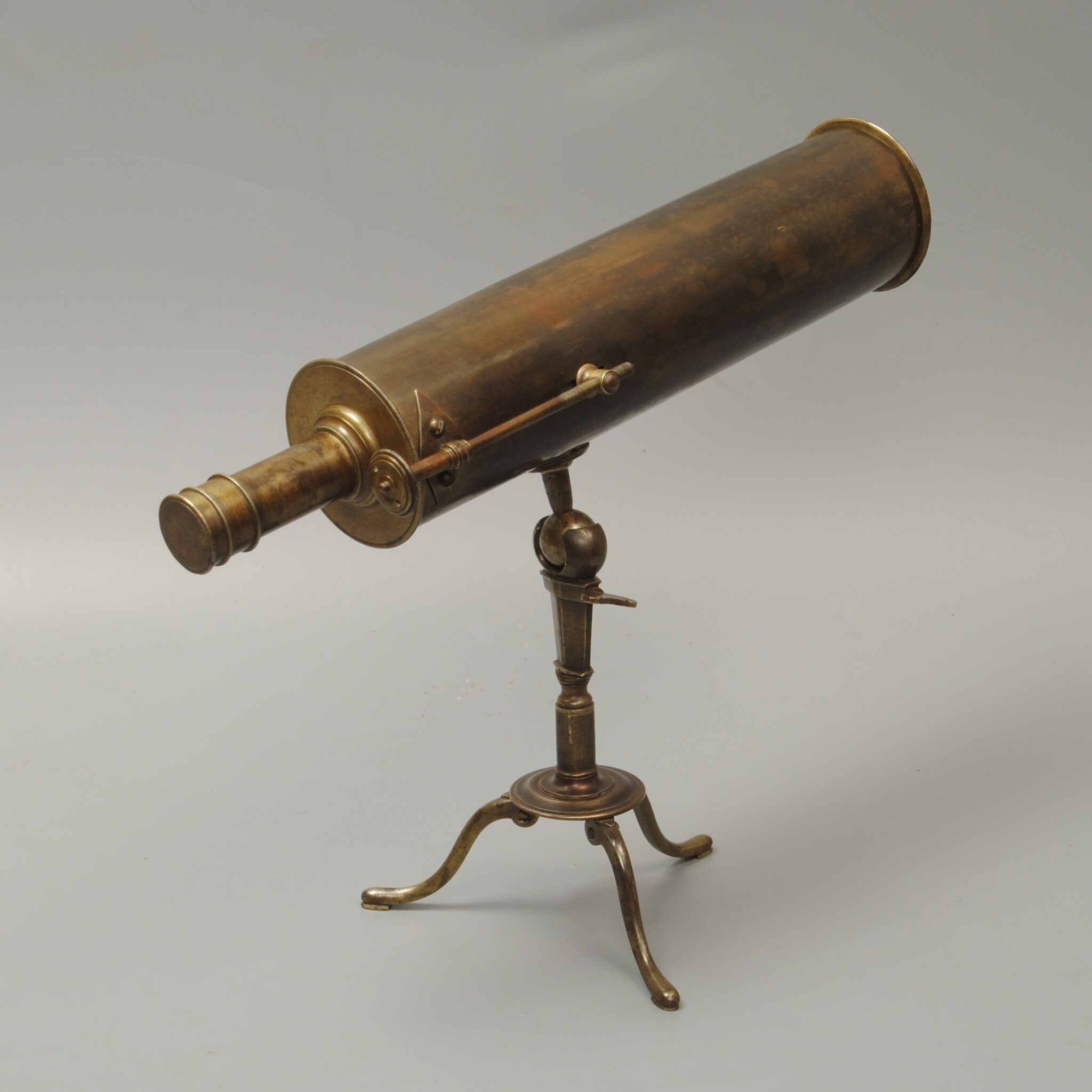 Compact Gregorian telescope
