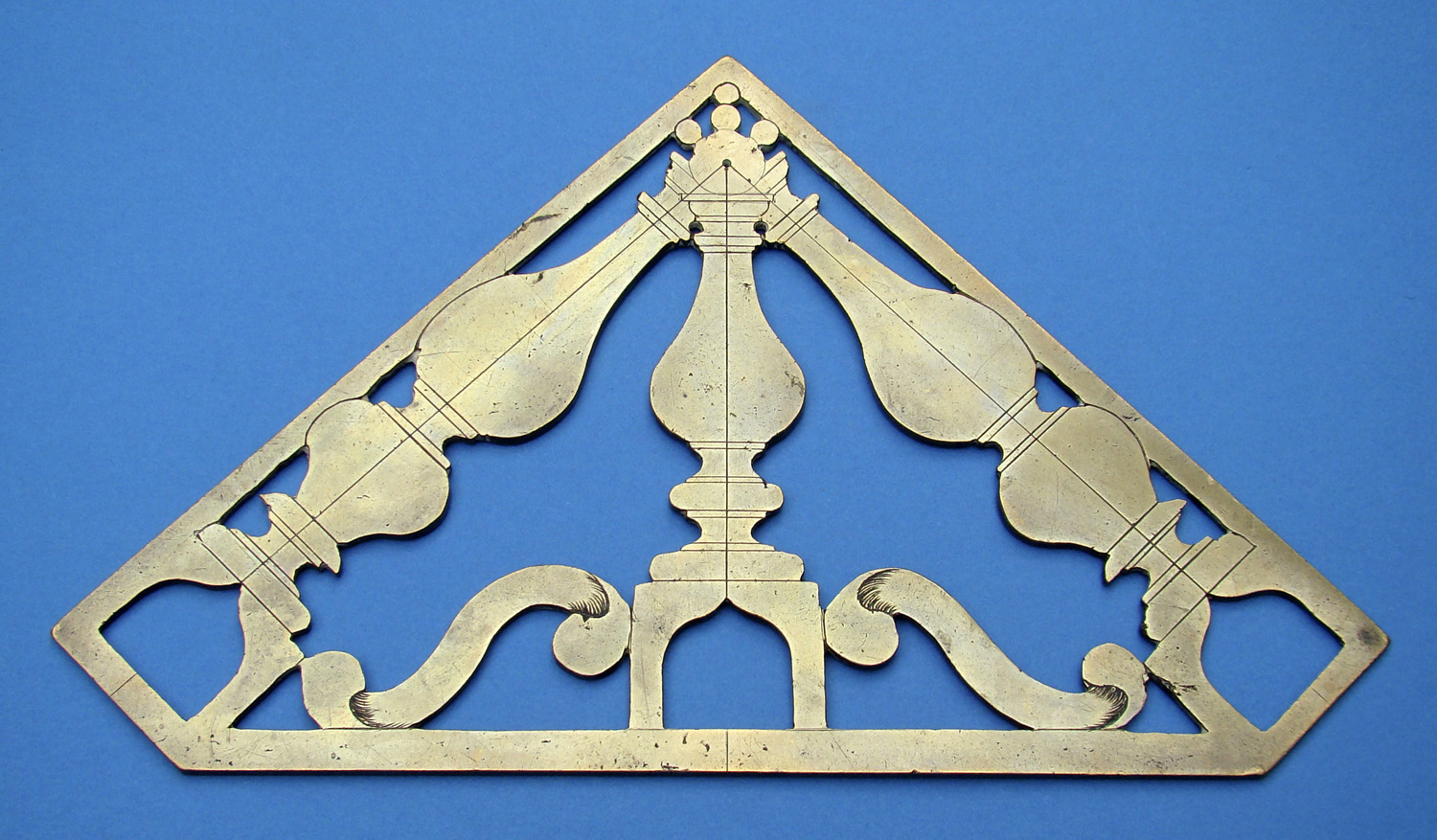 EXTRAORDINARY ARCHITECHTONIC TRIANGLE / LEVEL