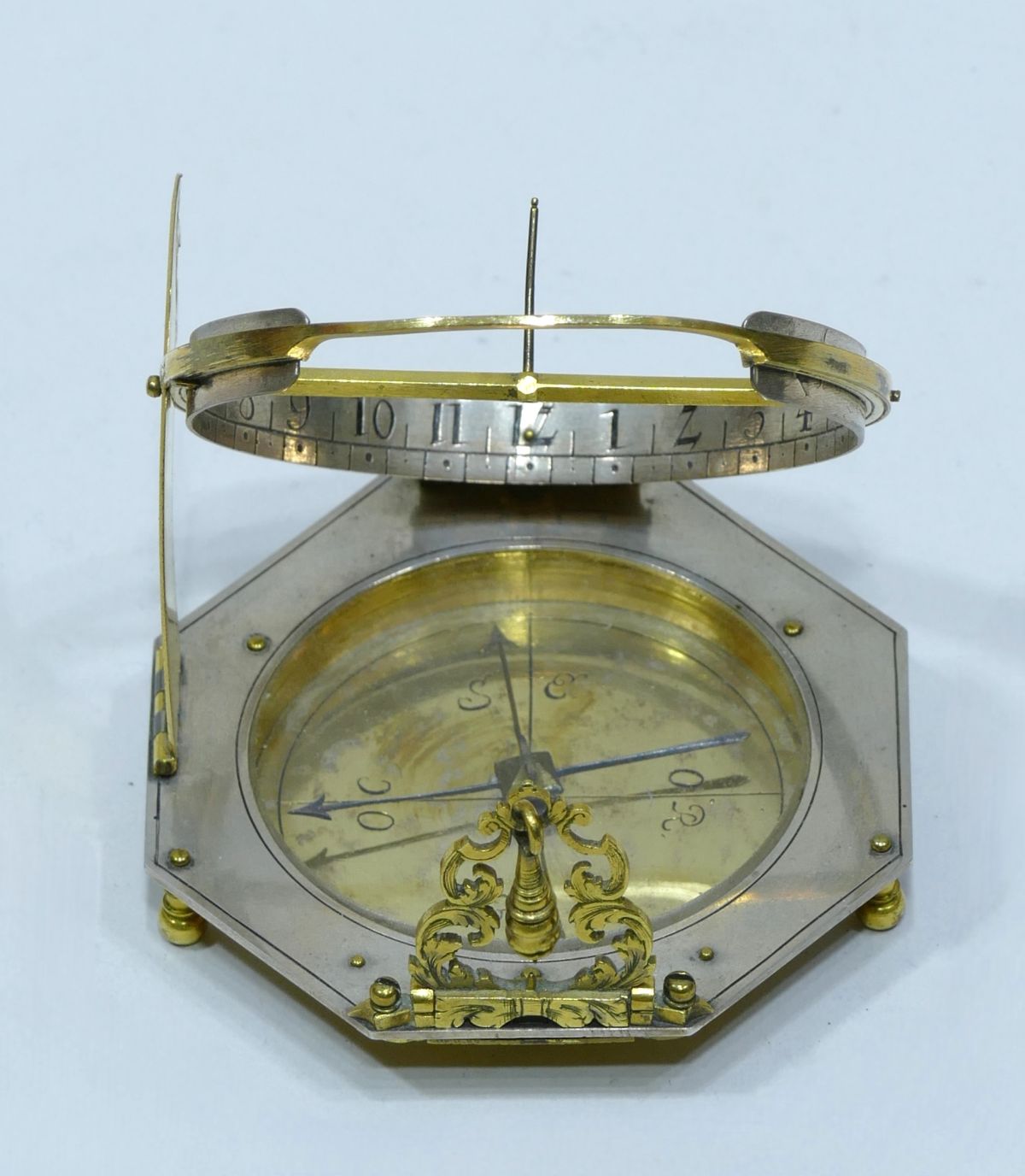 Hexagonal equatorial sundial in gilded brass and silver made in Augsburg made circa 1690/1700 signed Johann Willebrand Cadran-solaire-equatorial-Johann-Willebrand-DVD7-01001 Hexagonal equatorial sundial in gilded brass and silver made in Augsburg made circa 1690/1700 signed Johann Willebrand