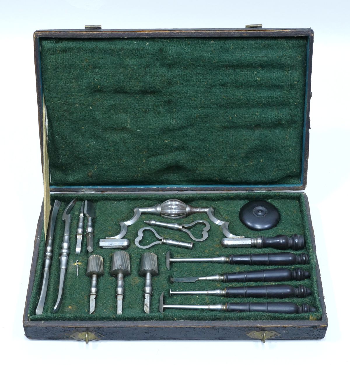 Complete trepanation case made in France in the first half of the 18th century