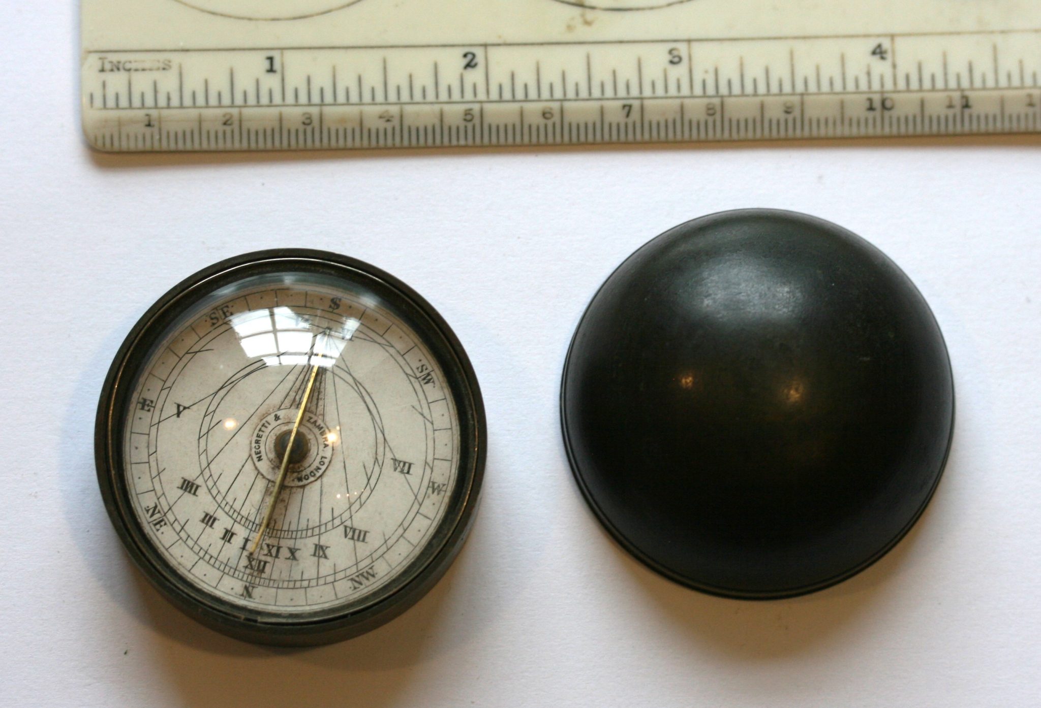 NEGRETTI & ZAMBA GLASS DOMED WORKING POCKET  COMPASS SUNDIAL ,EXCELLENT COND. 2 in. diam.