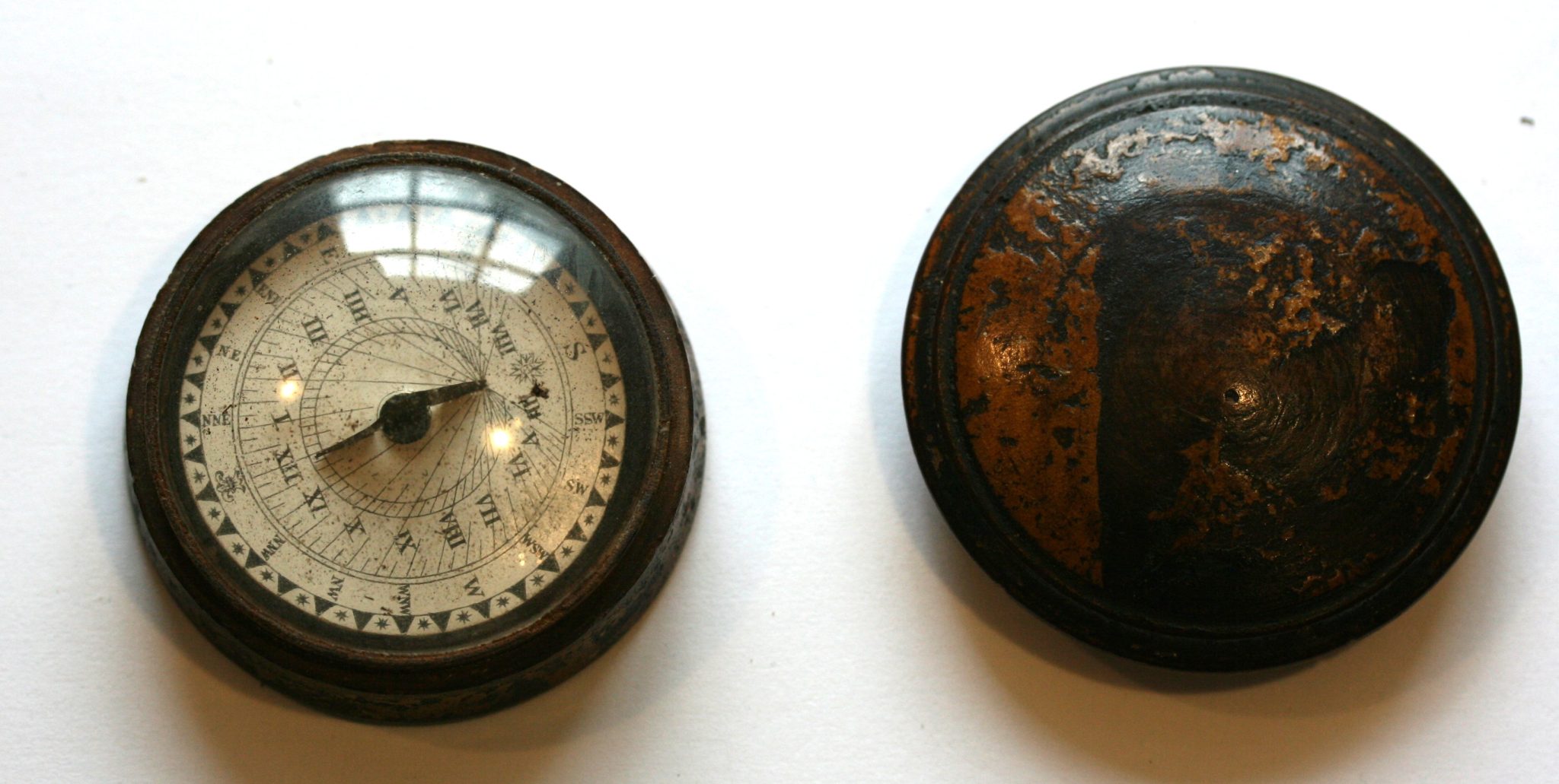 WORKING POCKET SUNDIAL COMPASS WITH GLASS DOME WOOD CIRCULAR BOX