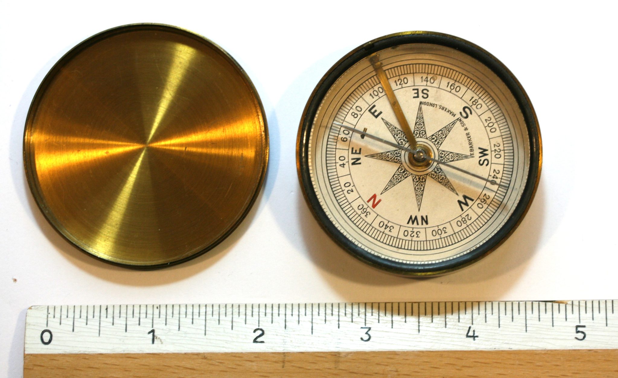 C1890 FULLY WORKING  LOCKING COMPASS BRASS CASING WITH LID  , GOOD COND.  2 in. DIAMETER