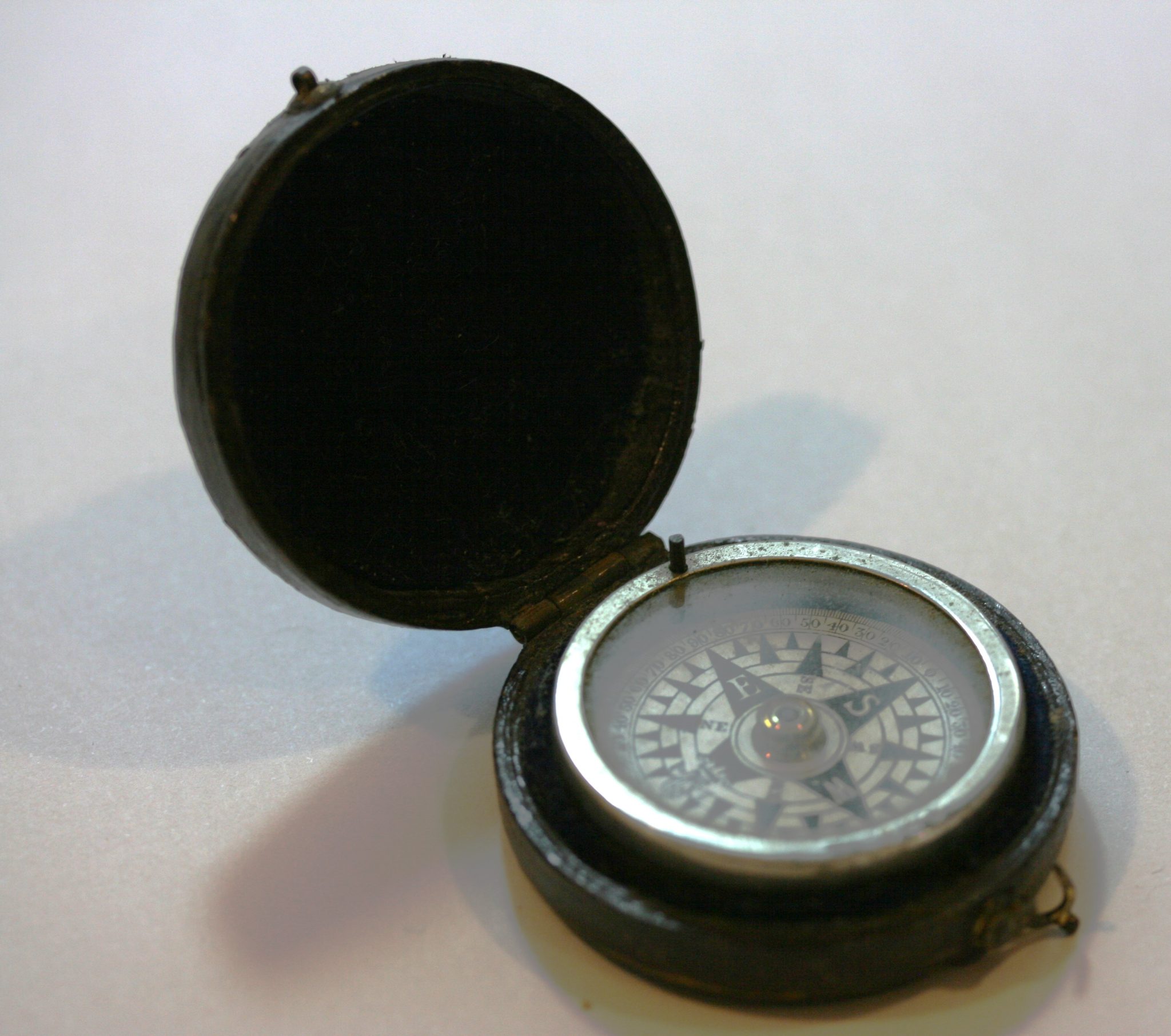 C1850 POCKET LOCKING  COMPASS FULLY WORKING WITH CASE HALLMARKED