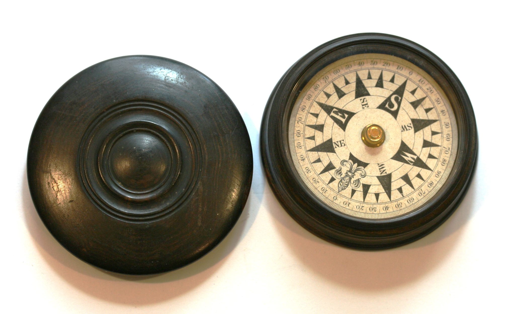 FINE FULLY WORKING COMPASS WITH WOOD SCREW ON LID CASING 2.5 in DIAM., EXCELLENT