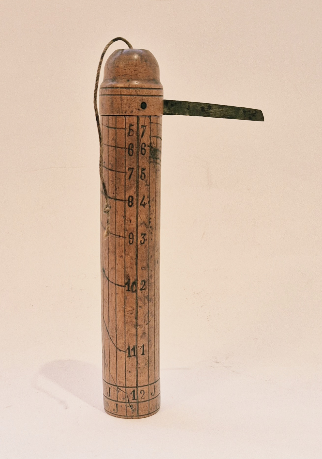 A large, 17,5cm height, boxwood cylindrical altitude sundial (shepherd’s dial), 18th century 20260821_162150 A large, 17,5cm height, boxwood cylindrical altitude sundial (shepherd’s dial), 18th century