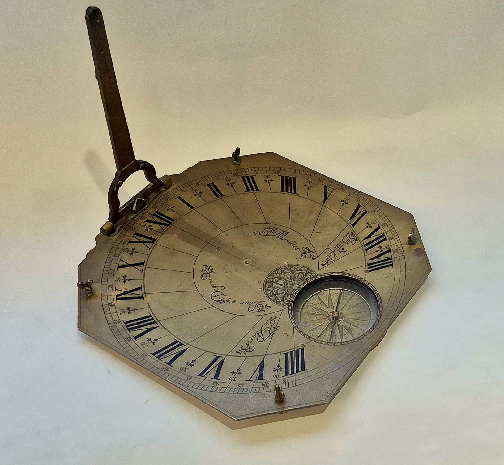 An impressive string gnomon dial by Butterfield, circa 1680 – 24×25,5cm or 9,5×10 inches