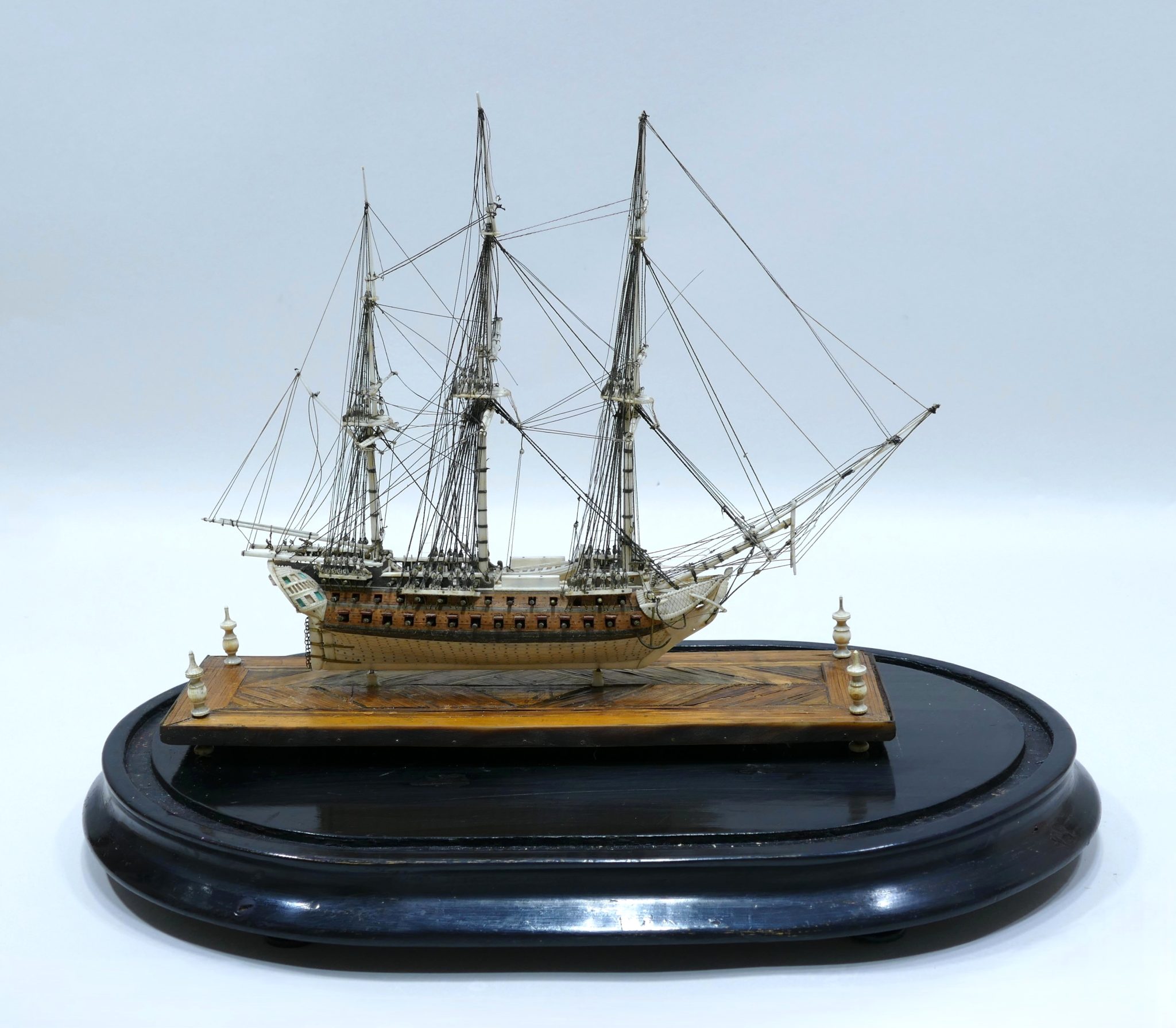 A POW ship model in bone made in France or England circa 1800 POW-os-1800-DC12-01 A POW ship model in bone made in France or England circa 1800