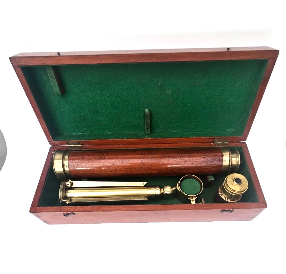 A large three draw telescope on table stand – Gilbert & Gilkerson. WhatsApp Image 2026-09-15 at 15.25.00 (1) A large three draw telescope on table stand – Gilbert & Gilkerson.