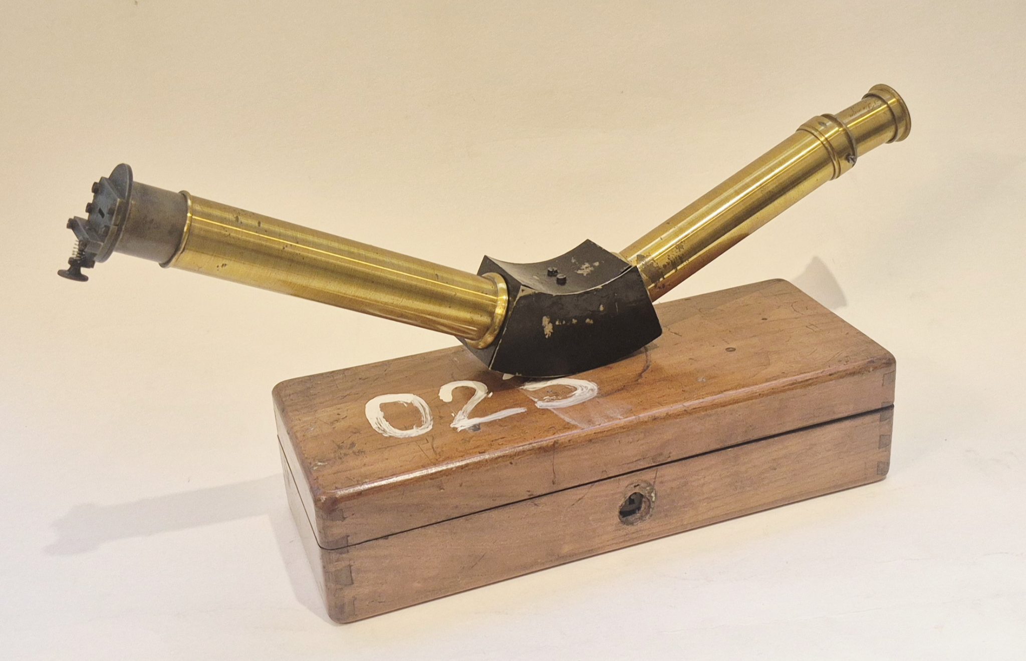 A crooks type spetroscope by Peter Desaga in Heidelberg, 1860s’