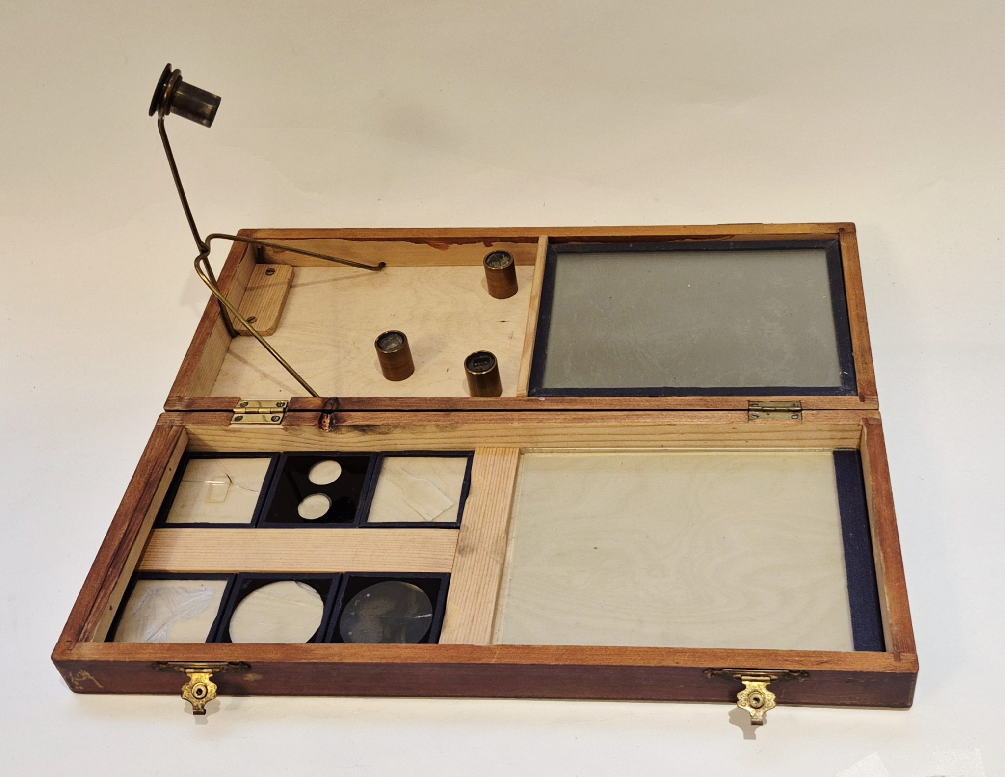 A second didactic apparatus for polarization with different prismes and specimens, circa 1900