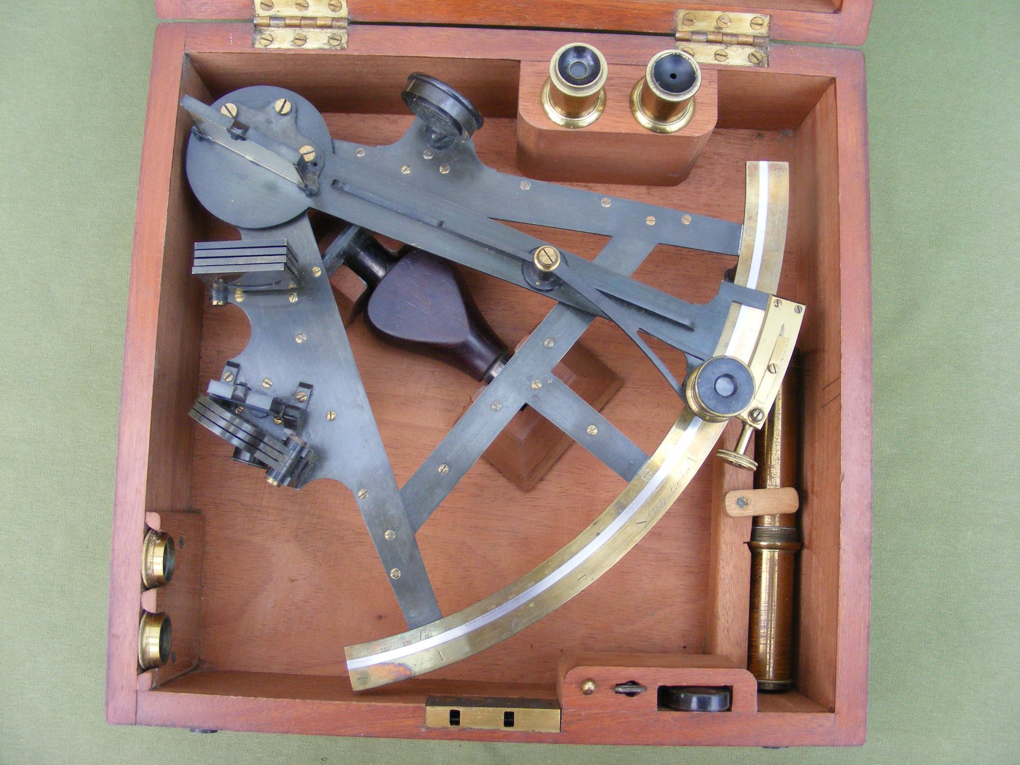FINE CARY SEXTANT WITH GOLD VERNIER