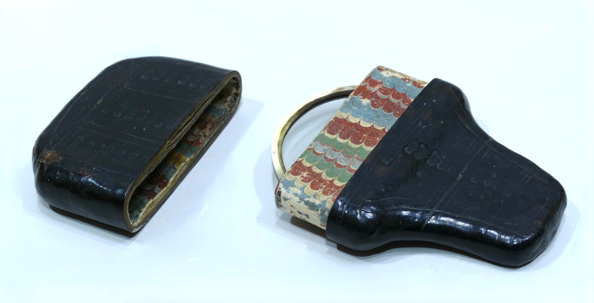 Horn magnifying glass made circa 1700 in its original embossed leather case